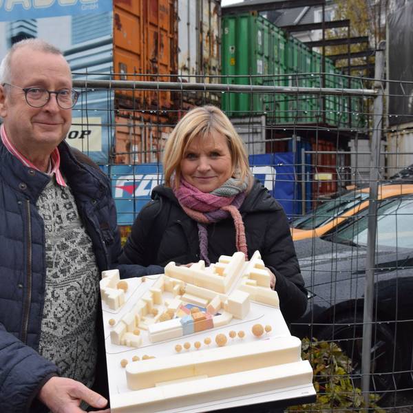 Dirk Kästel und Jutta Grumprich-Kästel von der Cultopia Stiftung mit dem Neubau-Model.