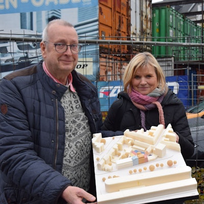 Dirk Kästel und Jutta Grumprich-Kästel von der Cultopia Stiftung mit dem Neubau-Model.