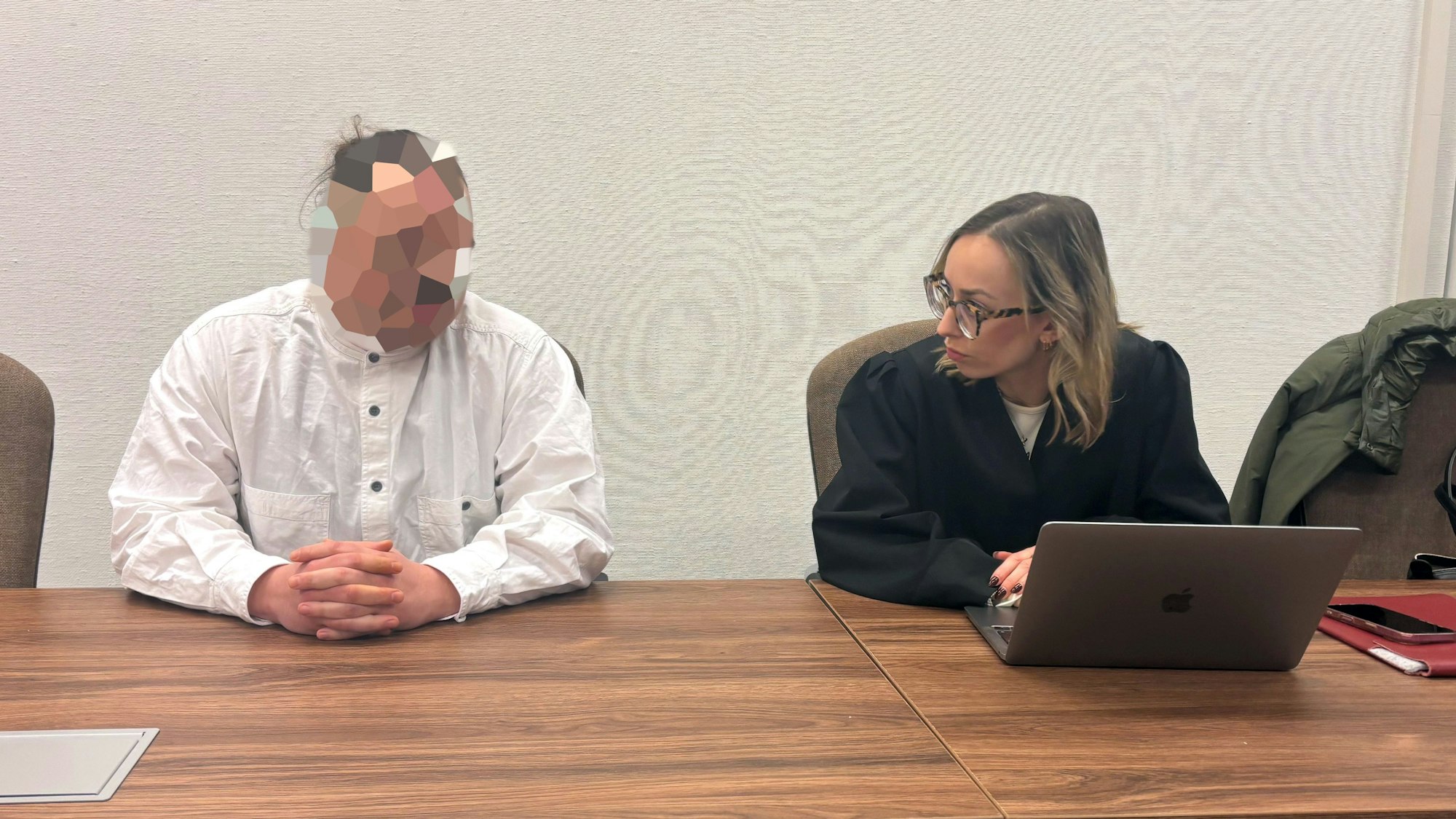 Der Angeklagte beim Prozessauftakt vor dem Kölner Landgericht zur Bluttat von Hoffnungsthal vom 17. März 2025. (Archivbild)