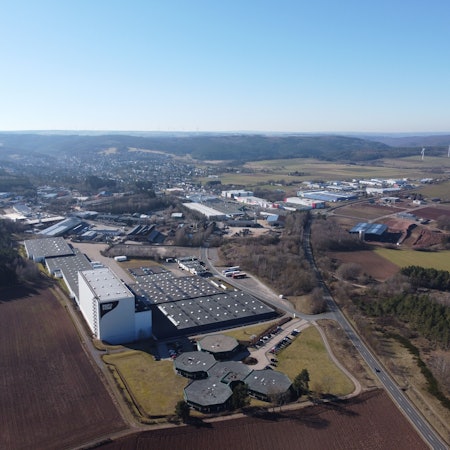 Drohnenaufnahme vom Kaller Gewerbegebiet mit den verschiedenen Unternehmen.