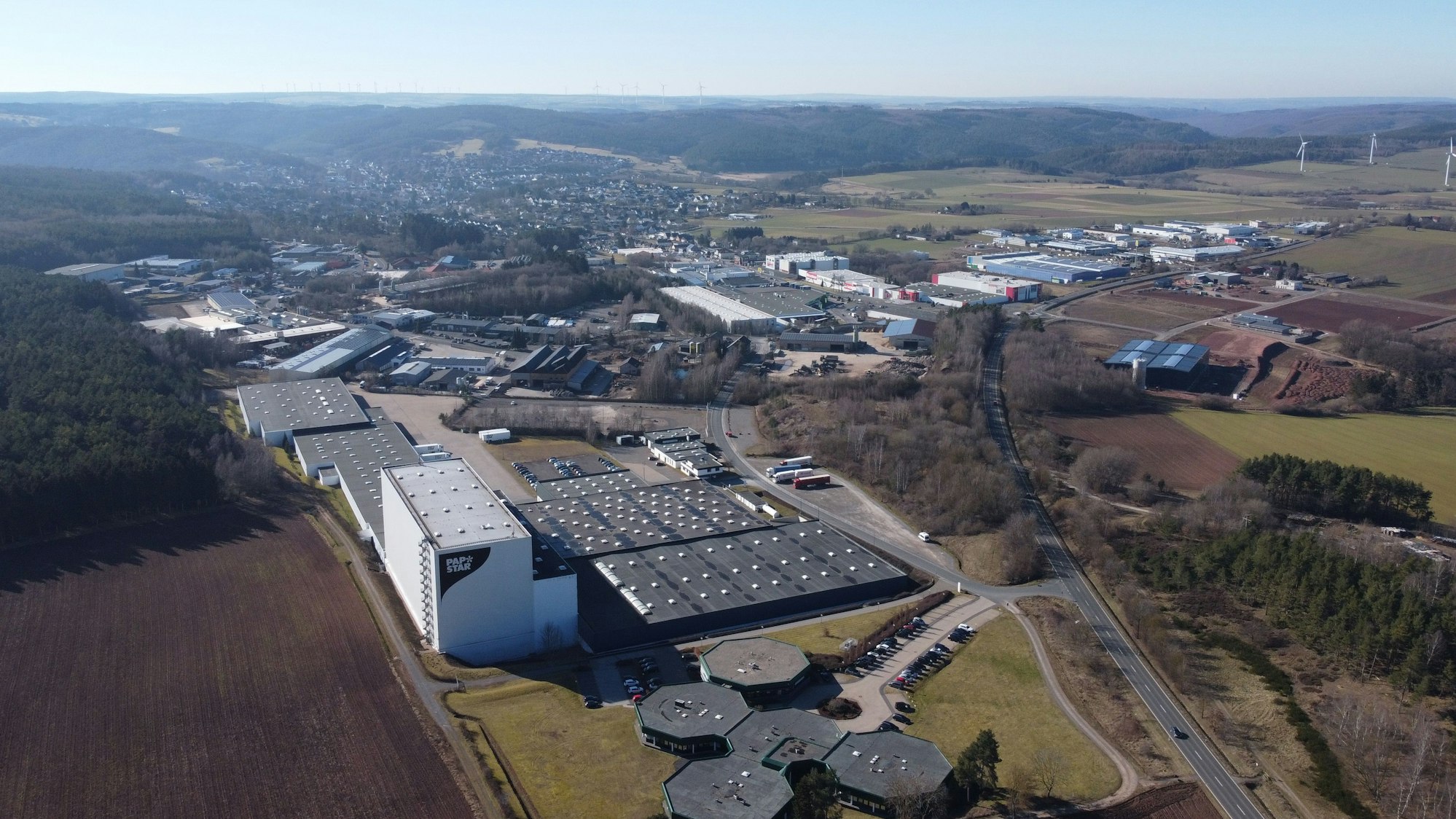 Drohnenaufnahme vom Kaller Gewerbegebiet mit den verschiedenen Unternehmen.
