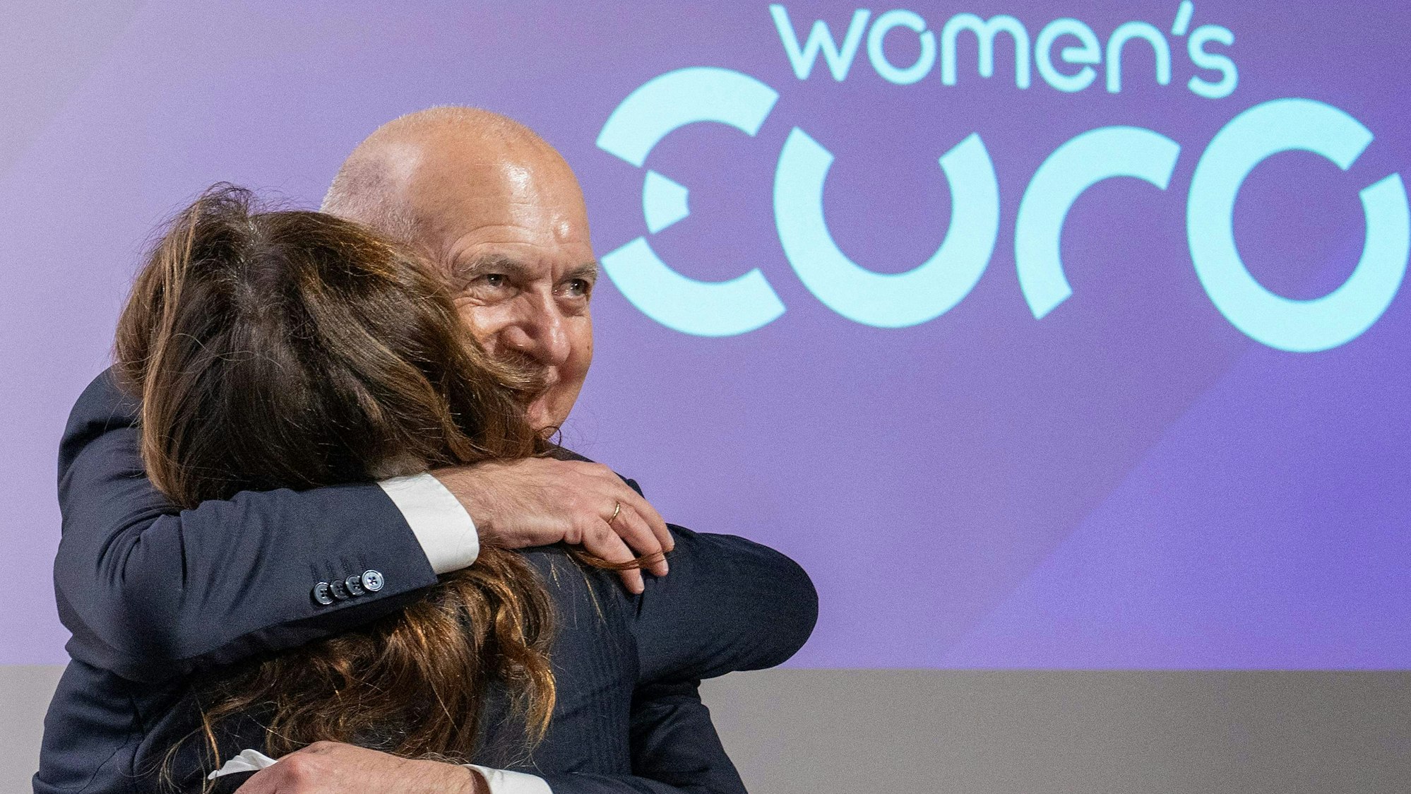 DFB-Präsident Bernd Neuendorf (rechts), feiert mit Nadine Kessler, Direktorin für Frauenfußball bei der UEFA, nachdem Deutschland zum Austragungsort der EURO 2029 gewählt wurde.