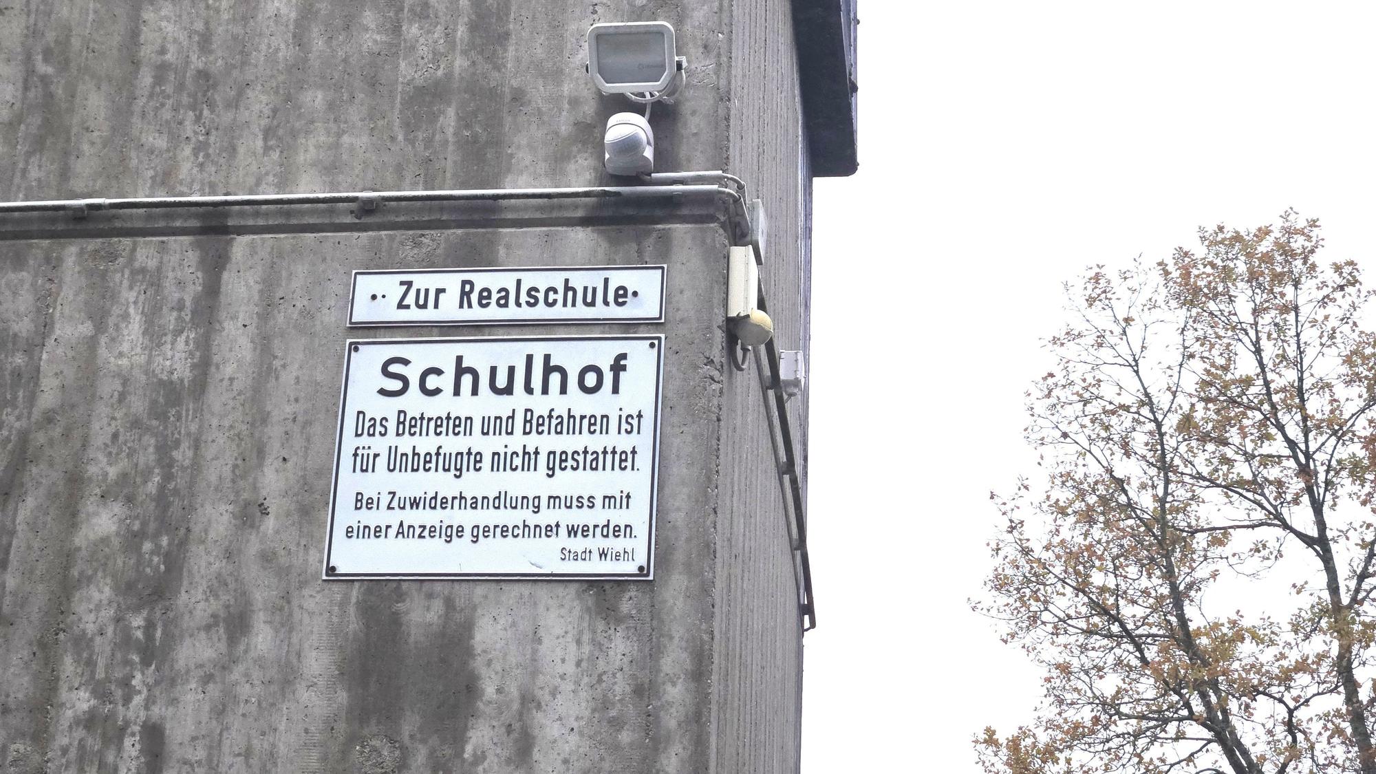 Ein Schild weist den Weg "Zur Realschule".