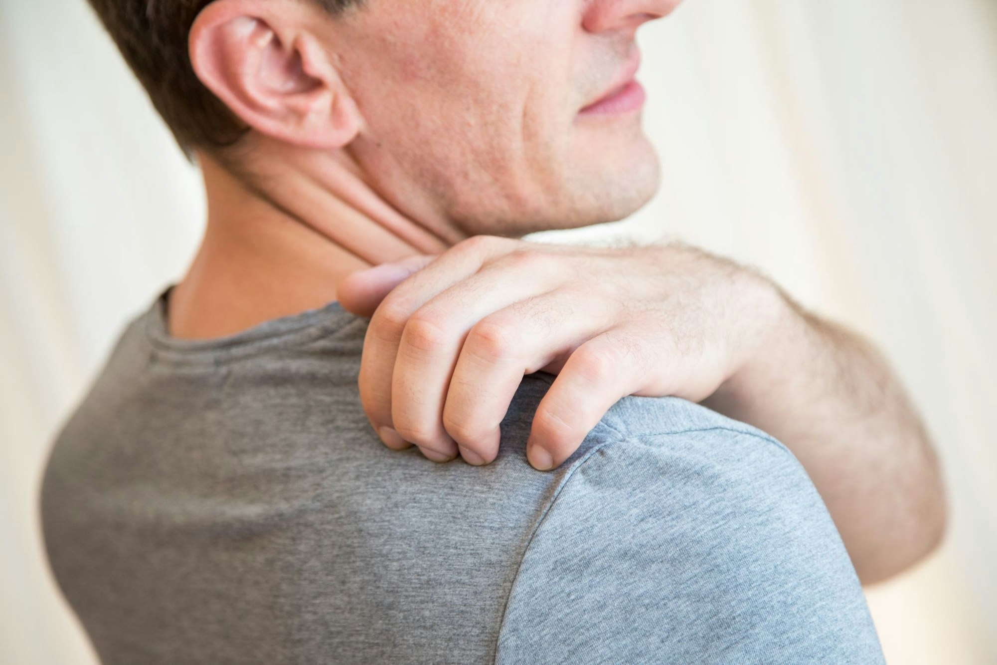 Juckreiz ist eines der typischen Symptome der Gürtelrose.