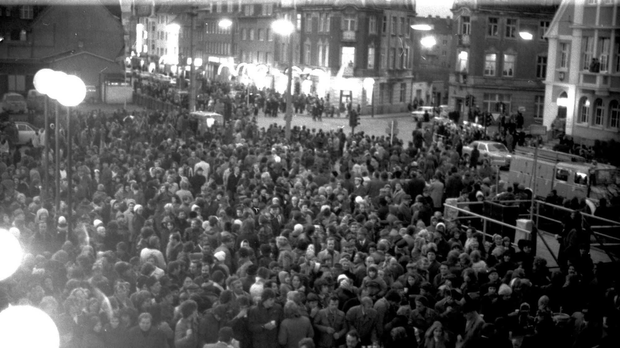 10.000 Menschen auf dem Alfons-Müller-Platz.