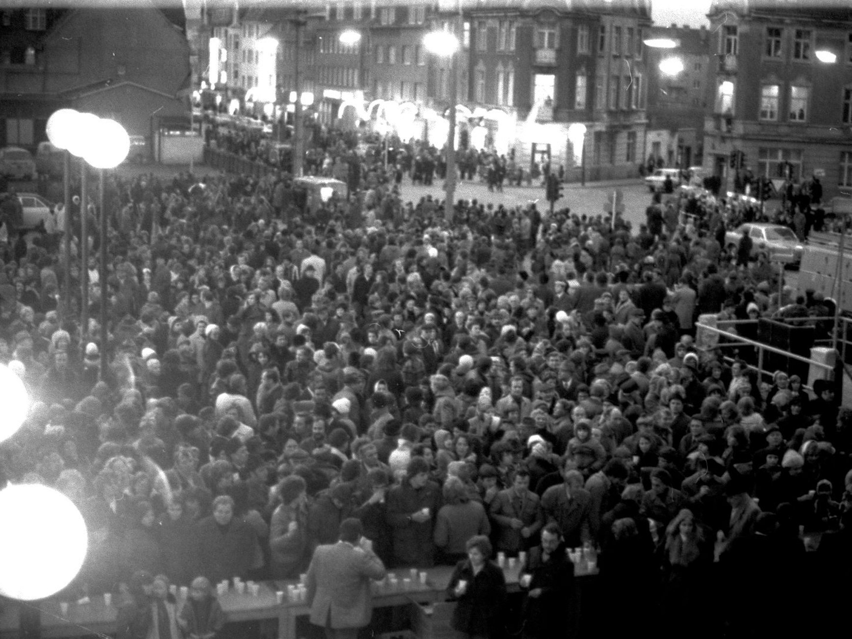 Am Abend des 6. Dezembers 1975 feierten tausende Wesselinger am Neuen Rathaus ihre neue Selbstständigkeit.