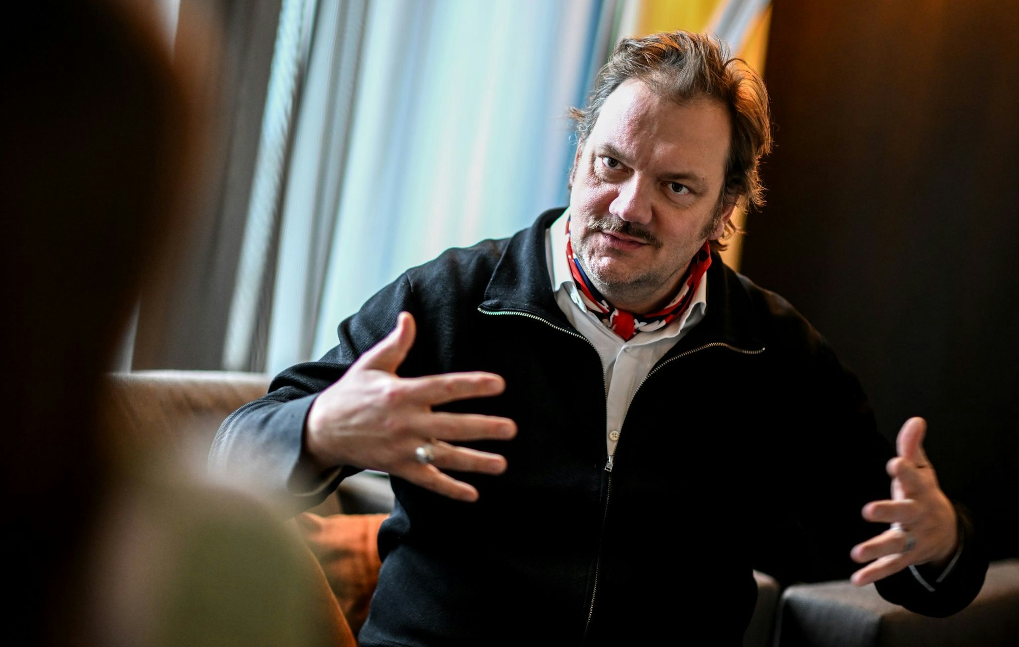 Hübner spielt in Beckers letztem Film einen Videothek-Besitzer, der zum Helden stilisiert wird.