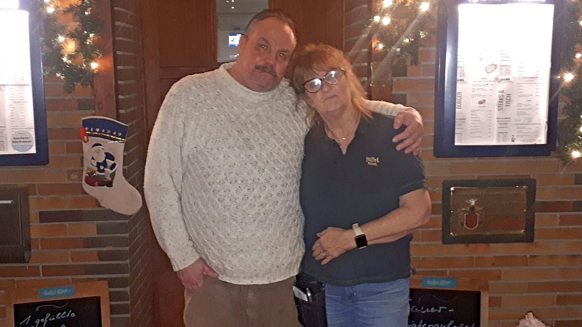 Das Gastwirte-Paar Karl-Heinz und Karo Köckeritz vor seinem Laden.