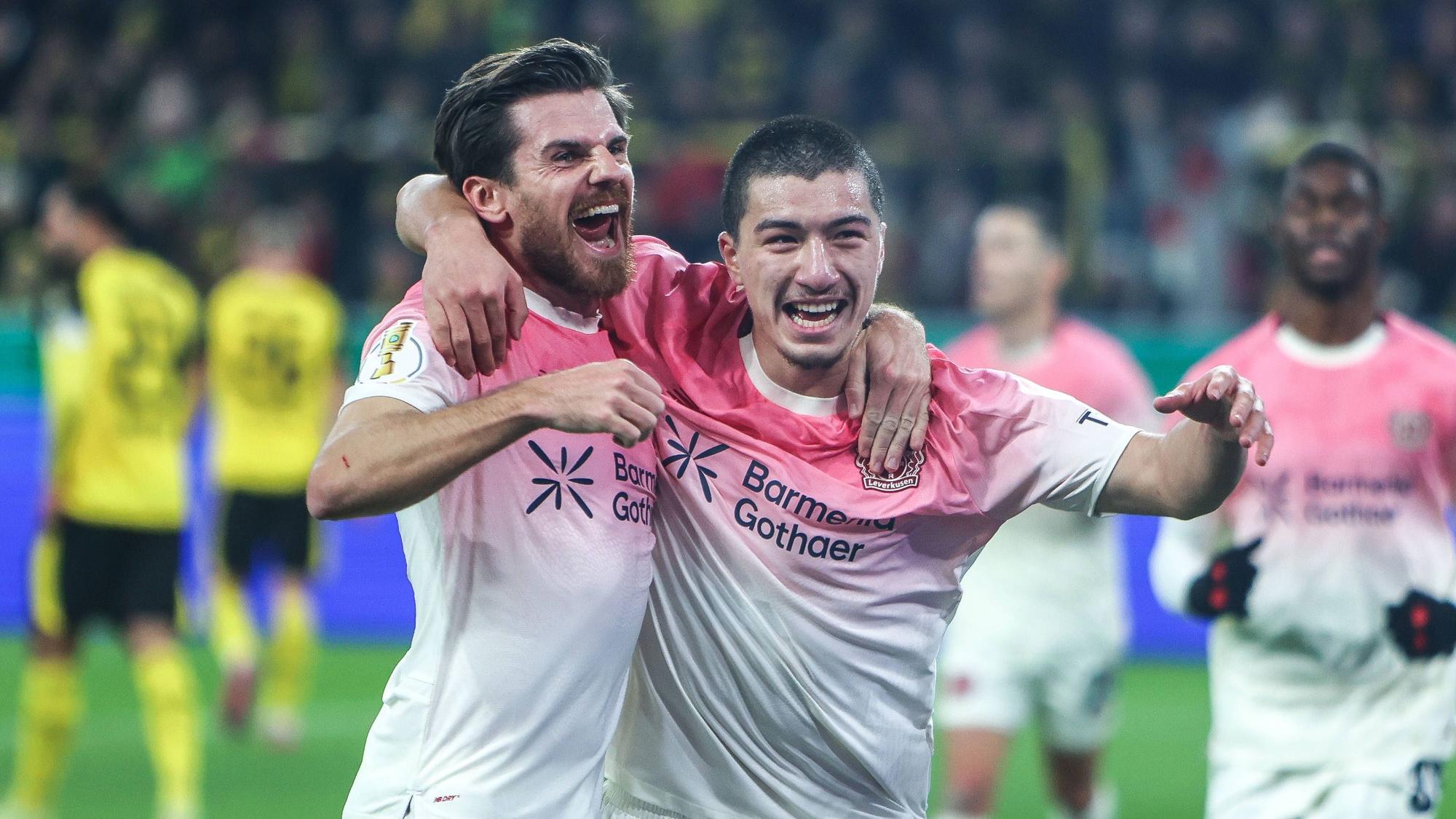 Matchwinner: Siegtorschütze Ibrahim Maza (r.) freut sich mit Jonas Hofmann über das 1:0.