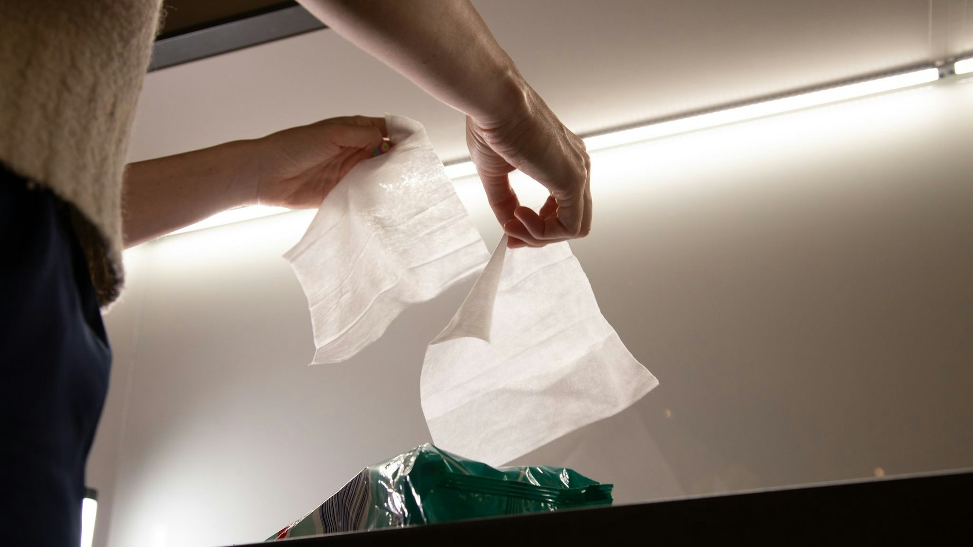 Mehr als man braucht: Wie lassen sich Feuchttücher besser dosieren?