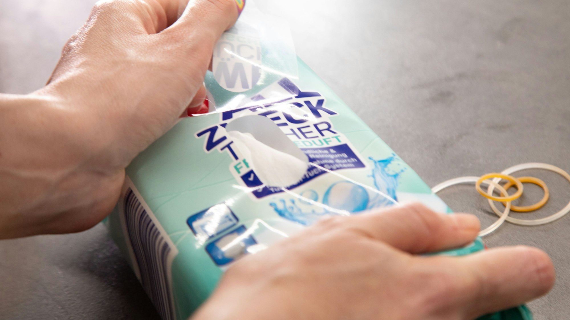 Gummibänder sollen dafür sorgen, dass nur noch ein Feuchttuch aus der Verpackung kommt.