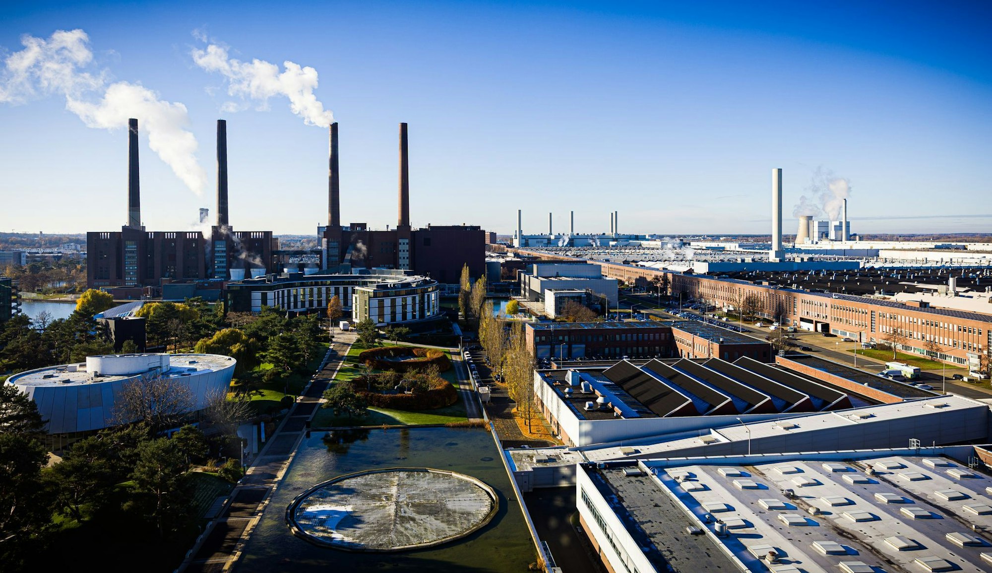 Blauer Himmel über dem VW-Werk in Wolfsburg – doch die Stimmung im Konzern bleibt wechselhaft. (Archivbild)