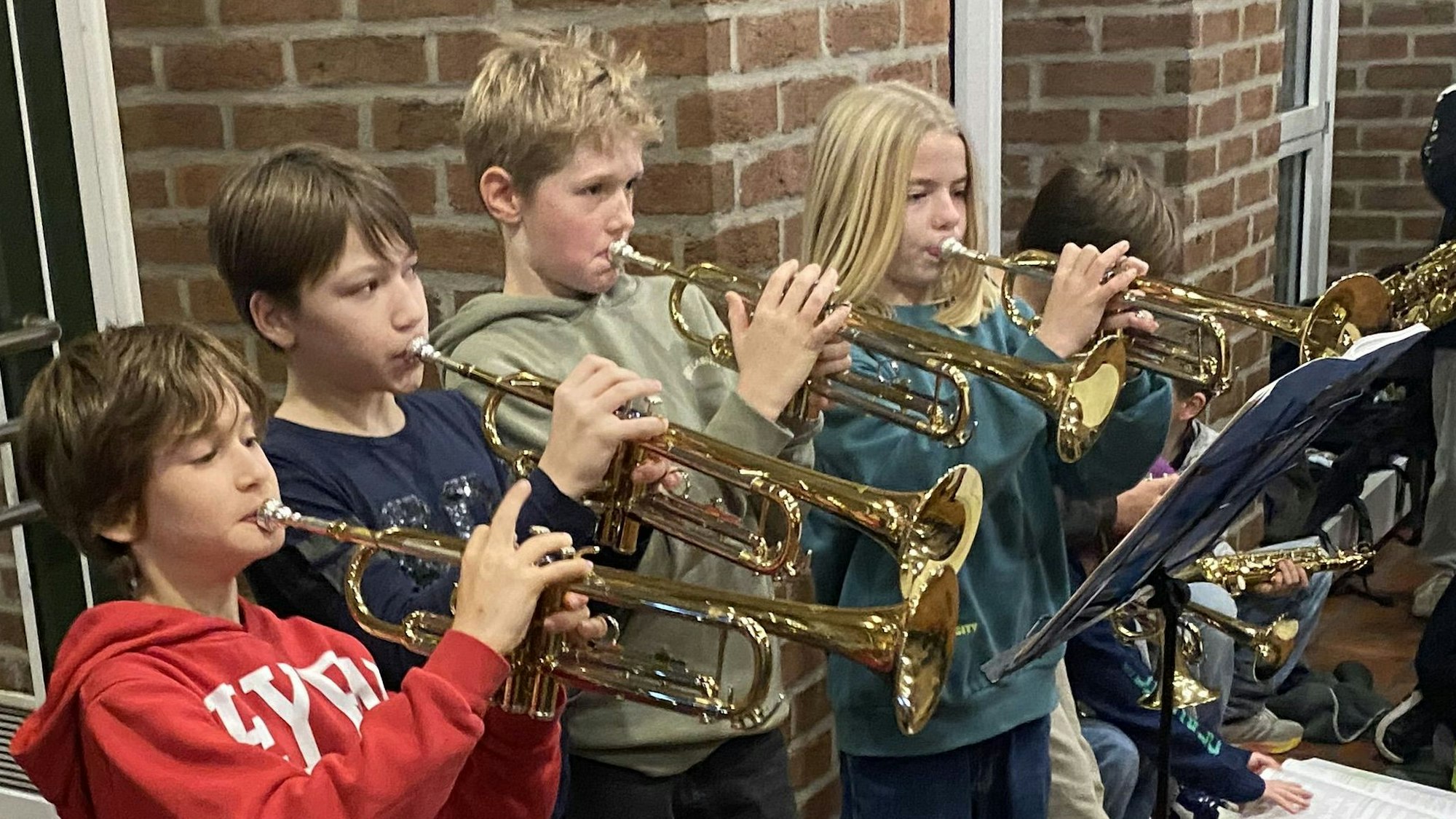 Die Bläsergruppe des Brauweiler Abtei-Gymnasiums demonstrierte auf ihre Weise vor der Sitzung für den Erhalt der Musikschule „La Musica“.