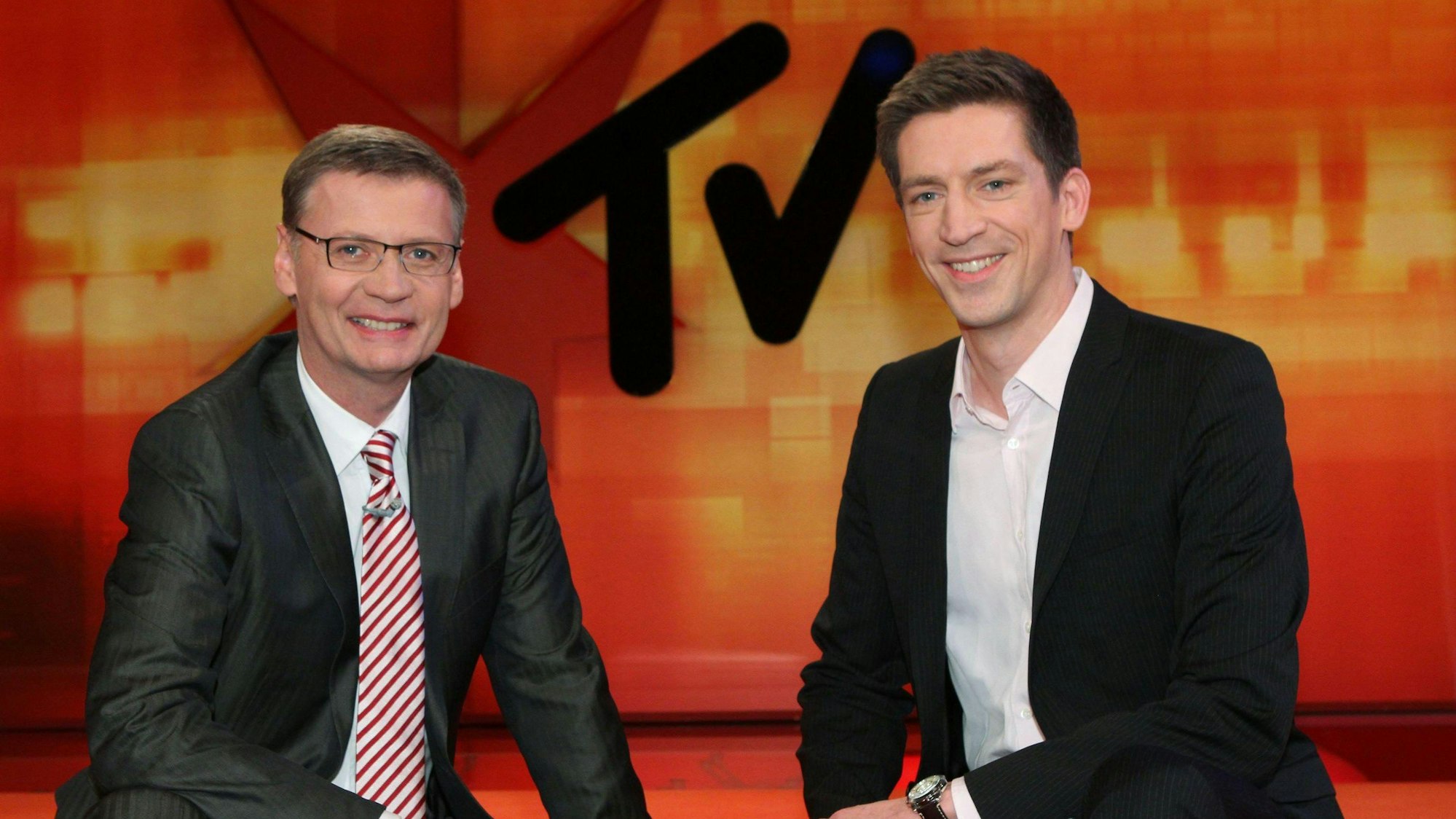 Das Foto zeigt Günther Jauch und Steffen Hallaschka in der Kulisse von Stern TV.
