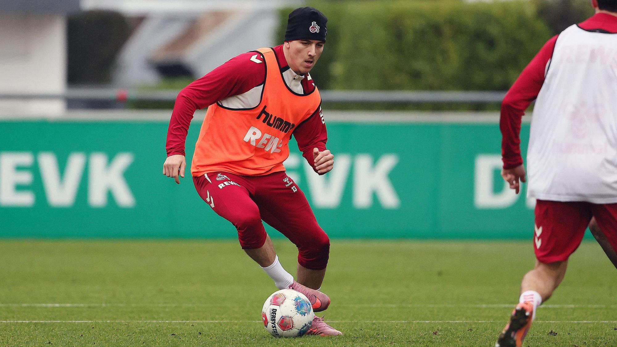 Typische Dribbel-Bewegung: Said El Mala am Mittwoch beim Training des 1. FC Köln.