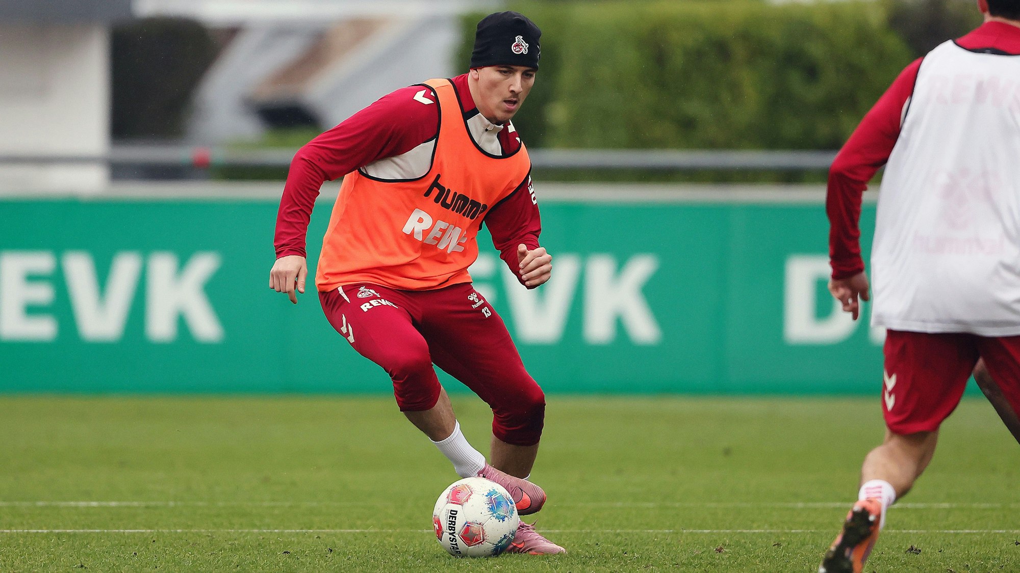 Typische Dribbel-Bewegung: Said El Mala am Mittwoch beim Training des 1. FC Köln.