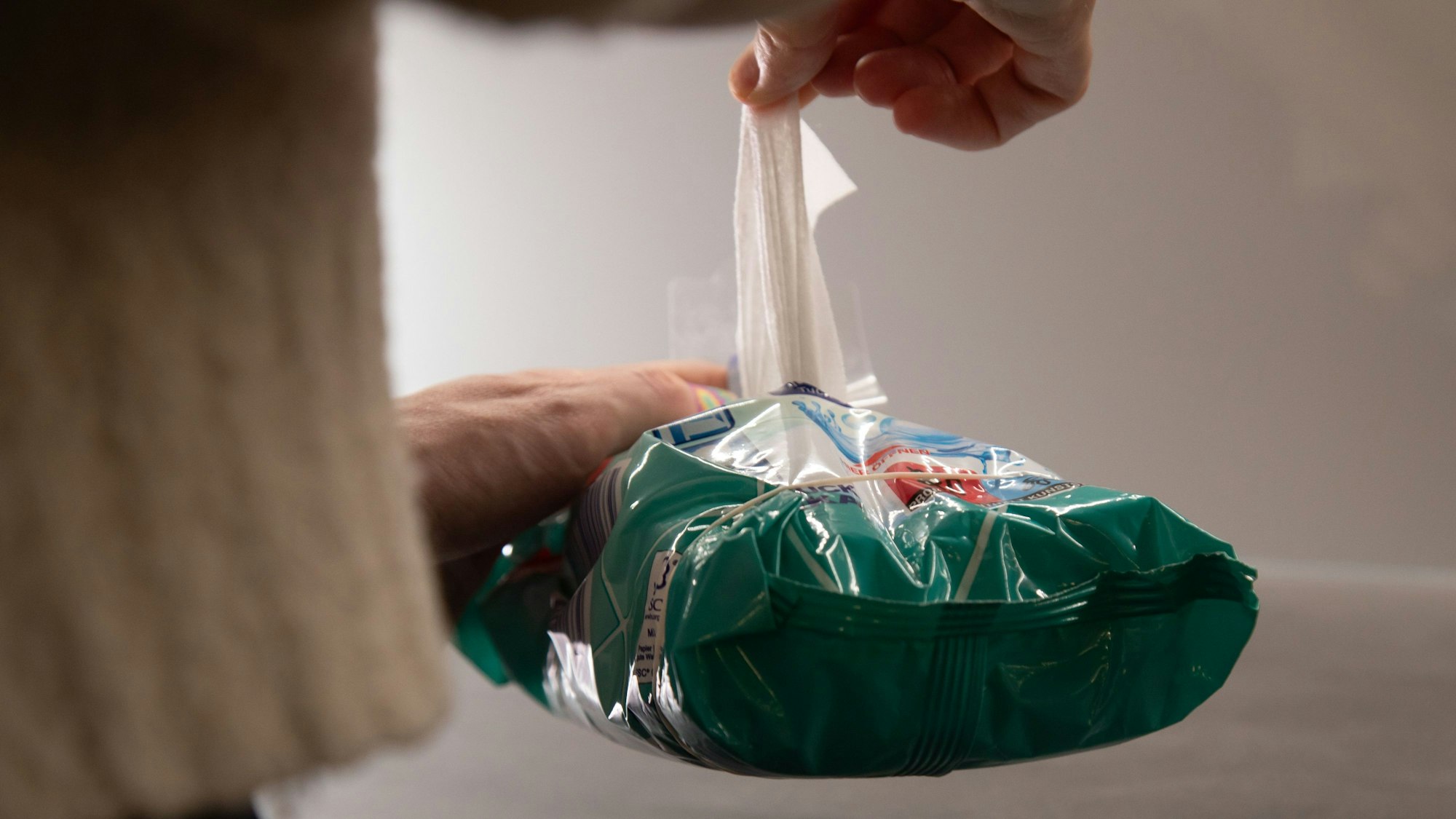 Beim Entnehmen der Feuchttücher entsteht mehr Widerstand.