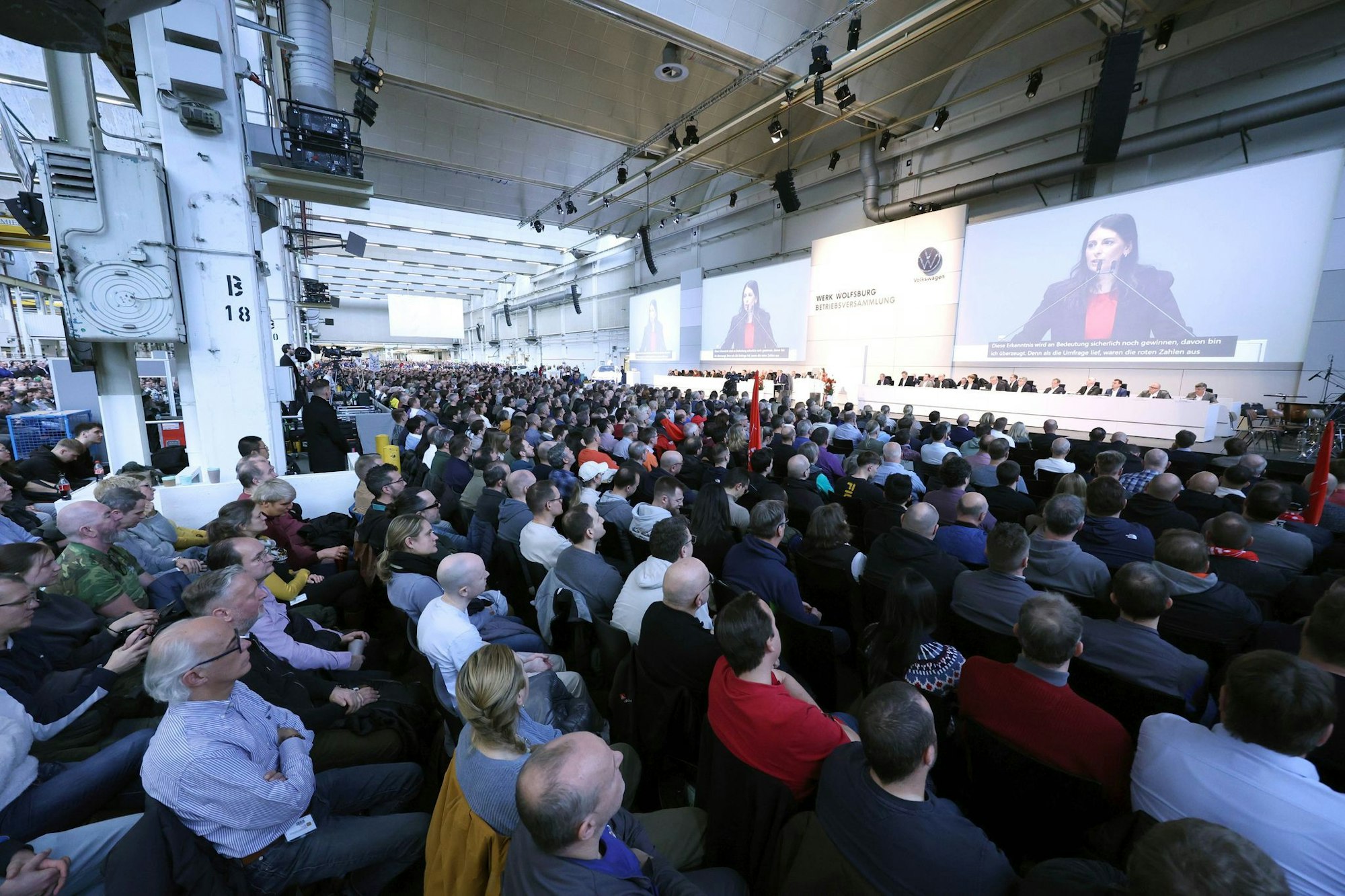 Die Betriebsratsvorsitzende Daniela Cavallo berichtete vor Tausenden Beschäftigten in Halle 11 über die Stimmung in der Belegschaft.