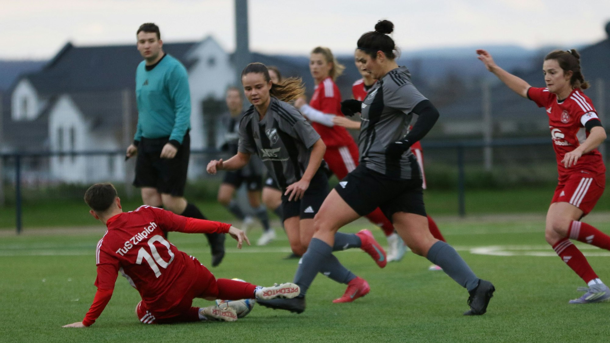 Die Zülpicher Spielerin Celine Hilgers versucht mit einer Grätsche, an den Ball zu gelangen.