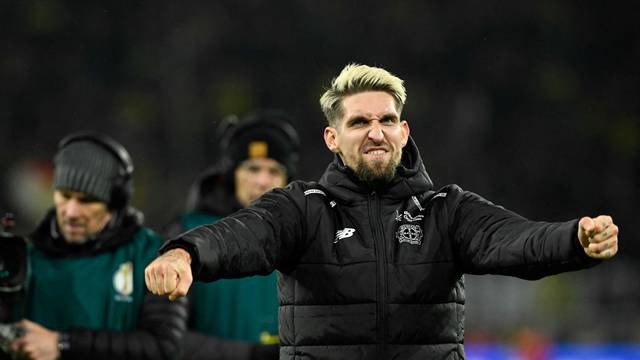 Robert Andrich freut sich über den Achtelfinalerfolg von Bayer 04 Leverkusen bei Borussia Dortmund.