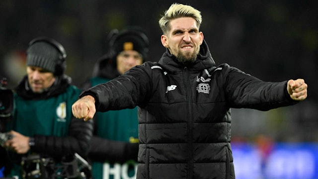 Robert Andrich freut sich über den Achtelfinalerfolg von Bayer 04 Leverkusen bei Borussia Dortmund.