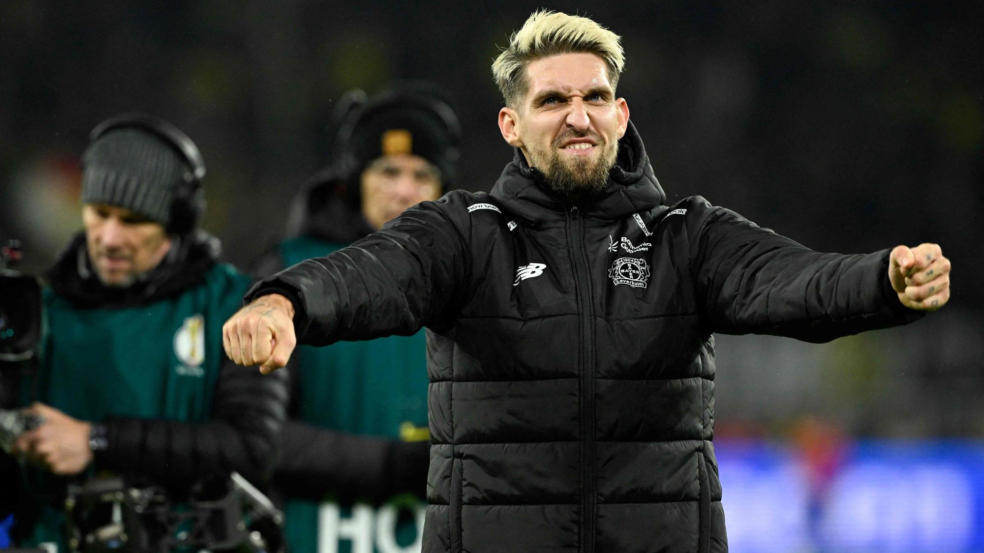 Robert Andrich freut sich über den Achtelfinalerfolg von Bayer 04 Leverkusen bei Borussia Dortmund.