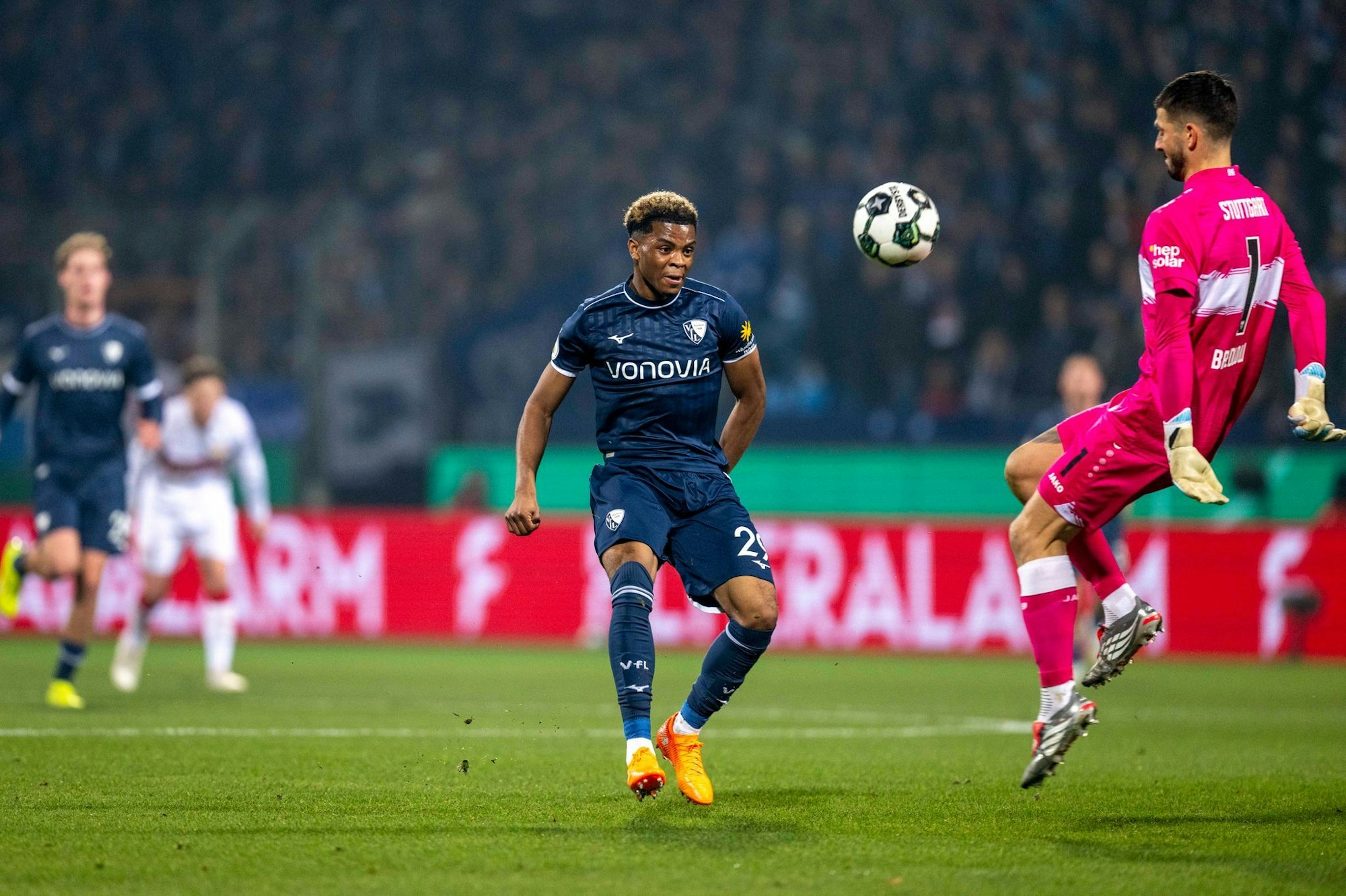 Farid Alfa-Ruprecht (l) vergab eine große Chance gegen Fabian Bredlow.