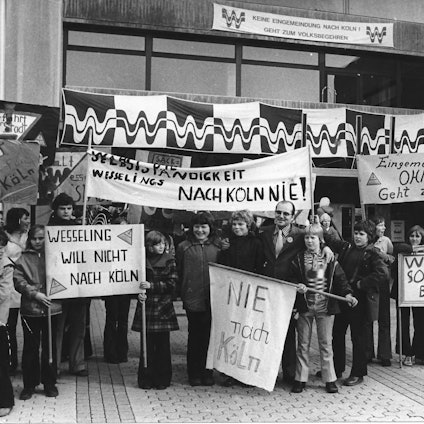 Das Bild zeigt Demonstranten vor dem Rathaus in Wesseling.