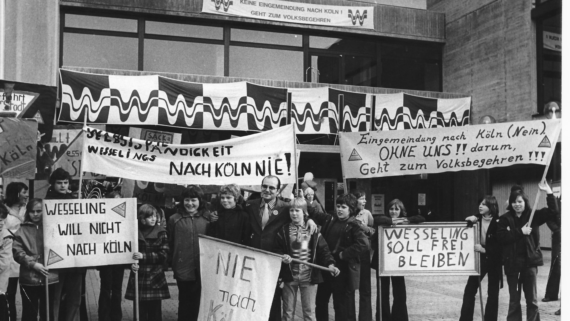 Das Bild zeigt Demonstranten vor dem Rathaus in Wesseling.