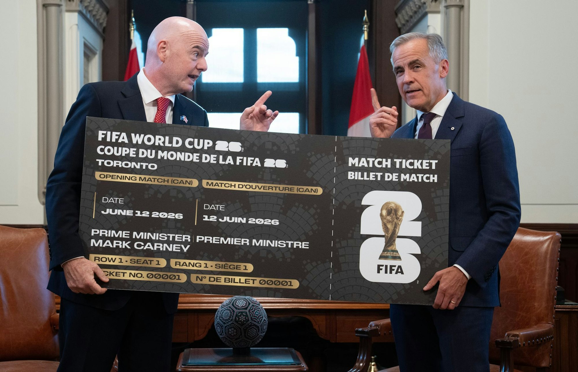Ticket in Übergröße: Kanadas Premierminister Carney mit FIFA-Boss Infantino.