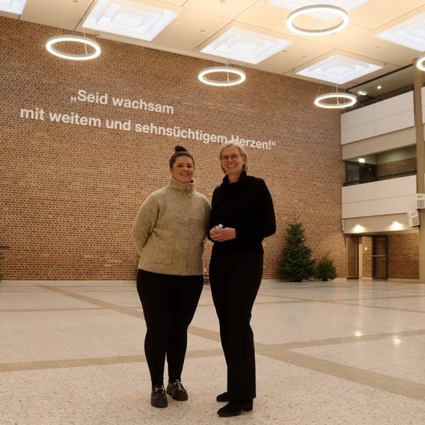 Carolin Neswadba und Isabel Mießeler stehen im leeren Pädagogischen Zentrum.