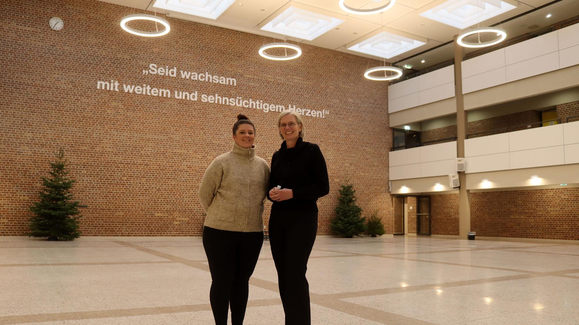 Carolin Neswadba und Isabel Mießeler stehen im leeren Pädagogischen Zentrum.