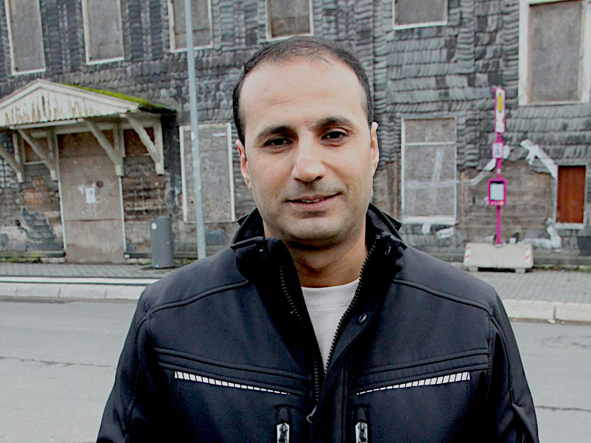 Das Bild zeigt den potenziellen Investor vor dem Bahnhofsgebäude.