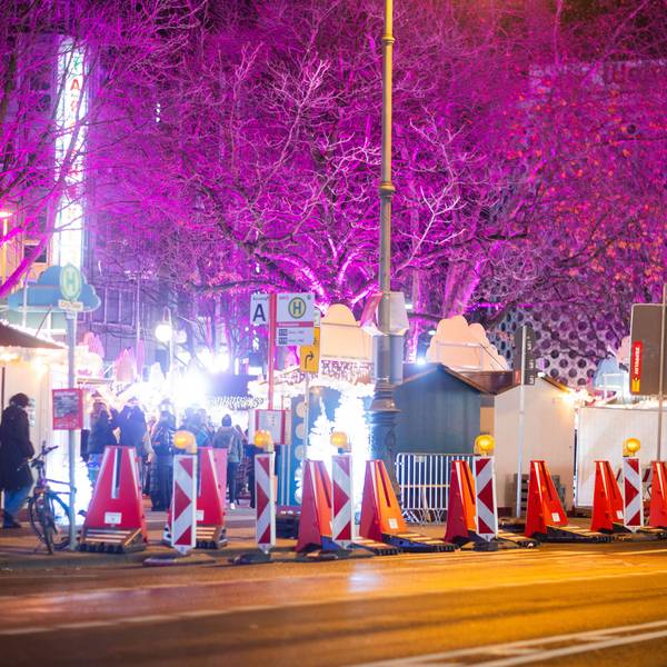 Überfahrsperren am Weihnachtsmarkt „Heavenue“ am Kölner Friesenplatz.