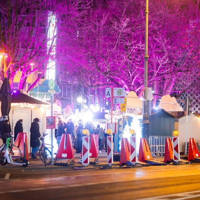 Überfahrsperren am Weihnachtsmarkt „Heavenue“ am Kölner Friesenplatz.