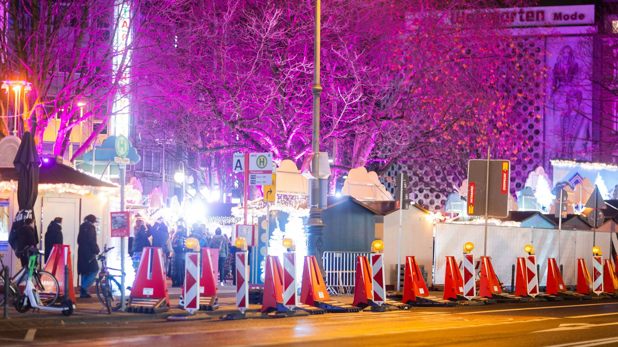 Überfahrsperren am Weihnachtsmarkt „Heavenue“ am Kölner Friesenplatz.