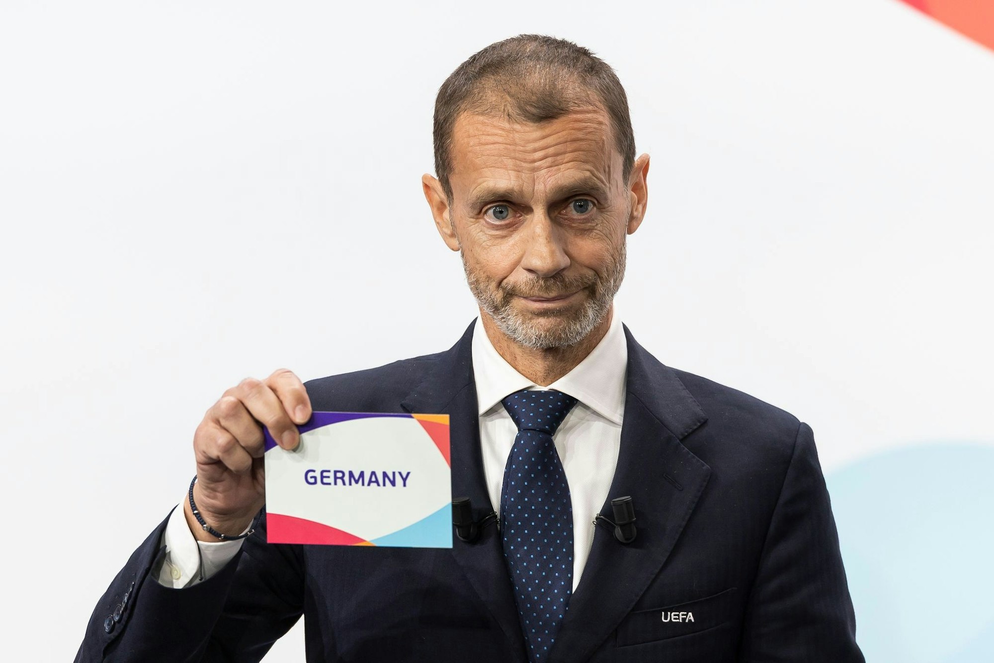 Zuschlag für Deutschland: UEFA-Präsident Aleksander Ceferin zeigt es an