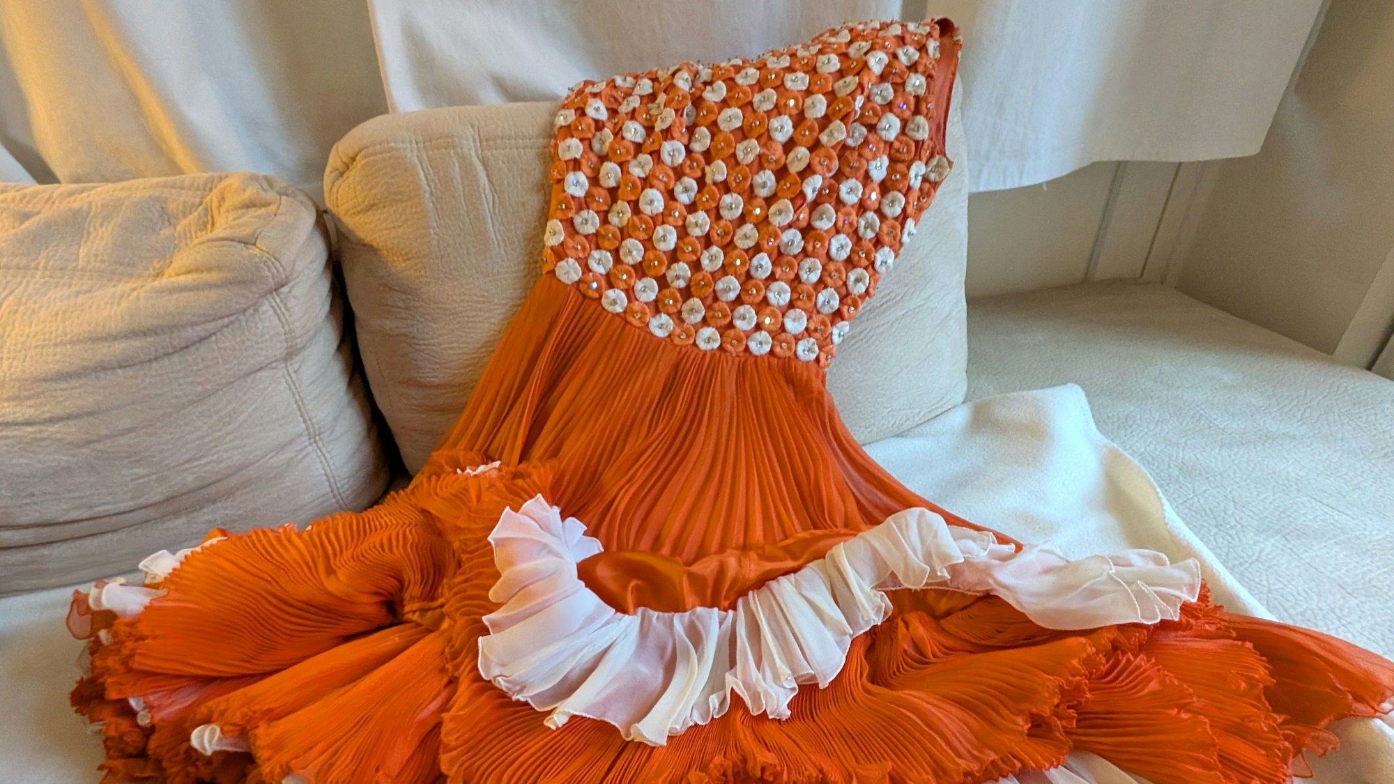 Das Kleid von Alice Kessler ist auf ein Sofa drapiert.