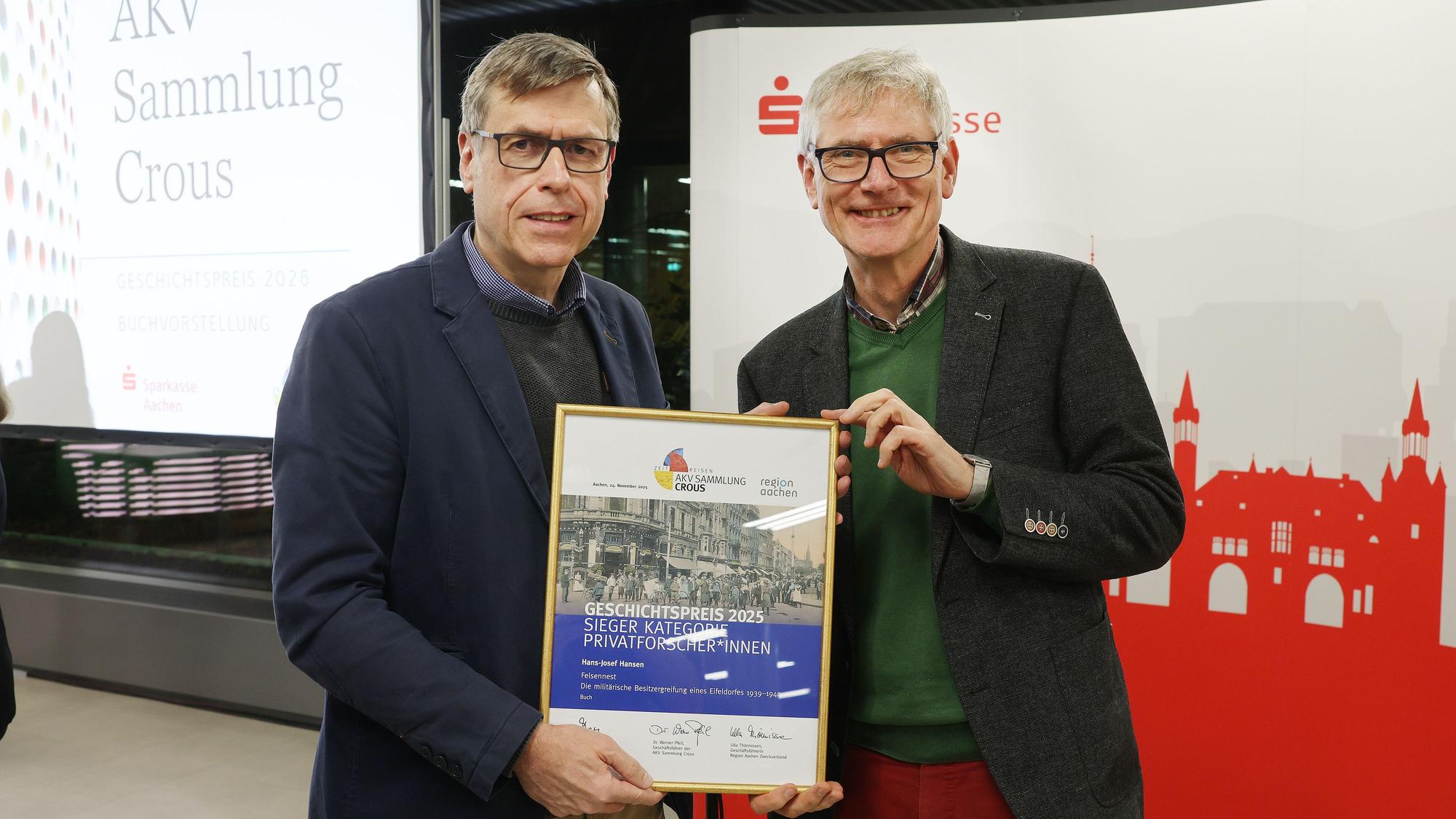Marcell Perse (r.) überreicht Hans-Josef Hansen eine Urkunde.