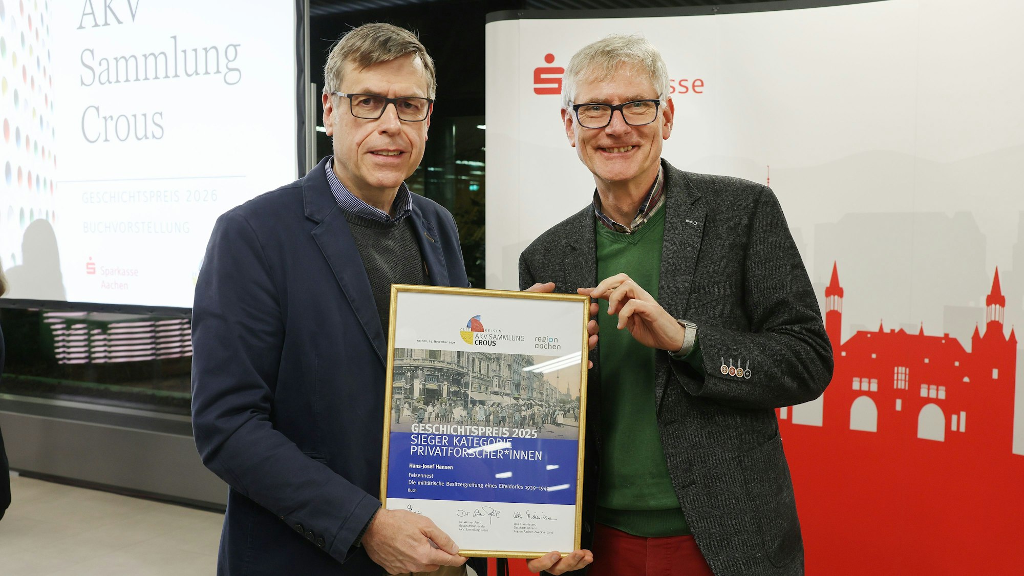 Marcell Perse (r.) überreicht Hans-Josef Hansen eine Urkunde.