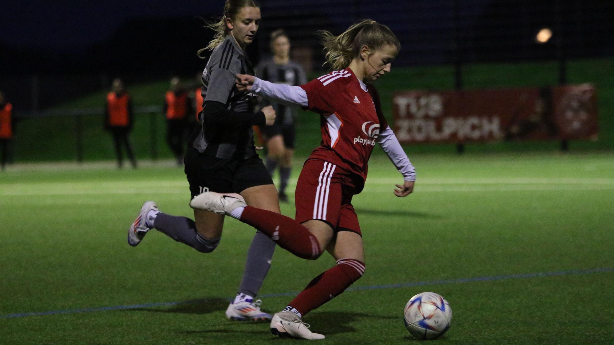 Julia Wiesen dribbelt, Anna Bönsch nähert sich ihr.
