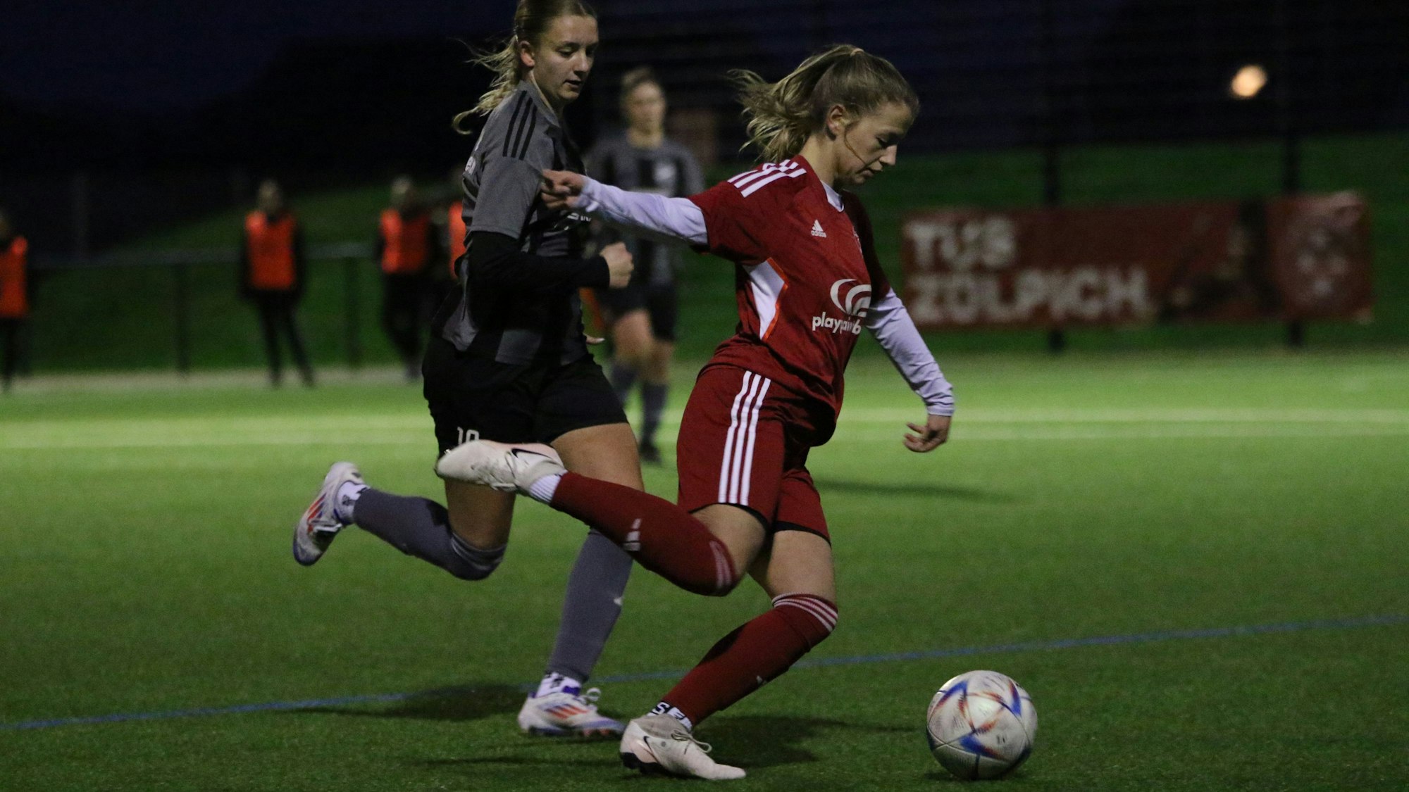 Julia Wiesen dribbelt, Anna Bönsch nähert sich ihr.