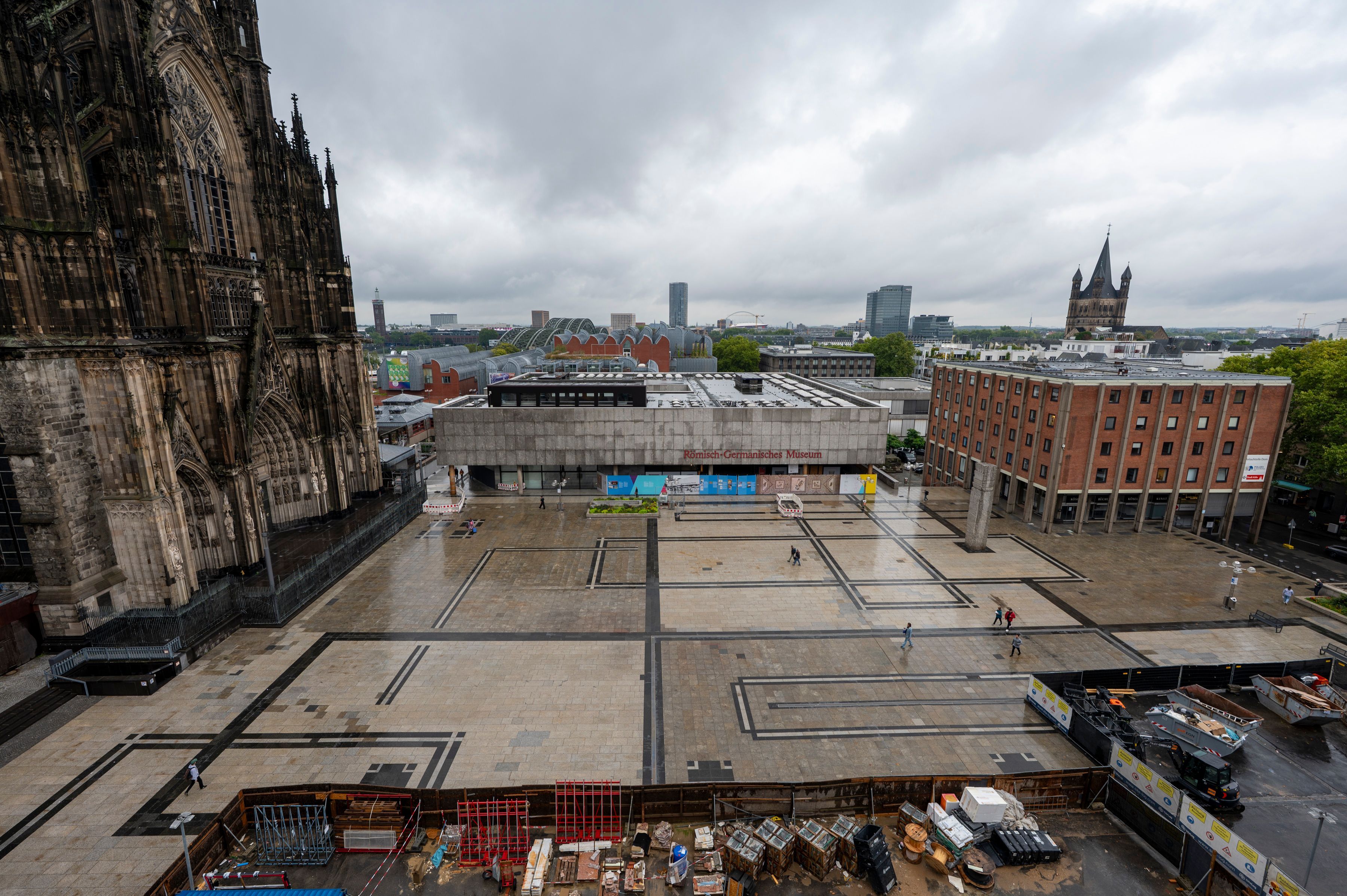 Blick auf den Roncalliplatz mit dem Römisch Germanischen Museum (RGM) in der Bildmitte.