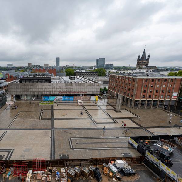 Blick auf den Roncalliplatz mit dem Römisch-Germanischen Museum (RGM) in der Bildmitte sowie dem Kurienhaus (rechts). Links der Dom.