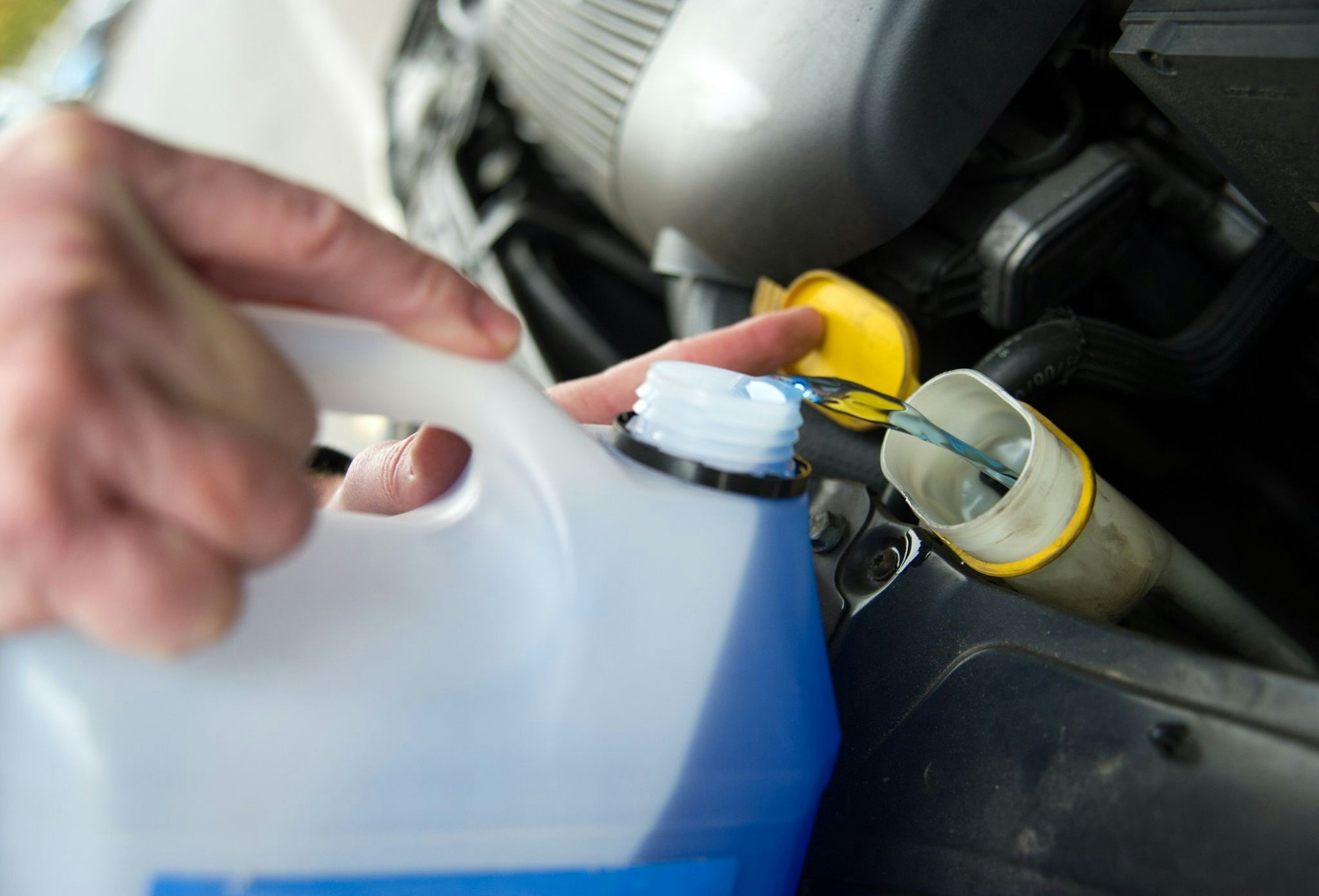 Sorgt für saubere Sicht: Ein geeignetes Frostschutzmittel in der Scheibenwaschanlage.