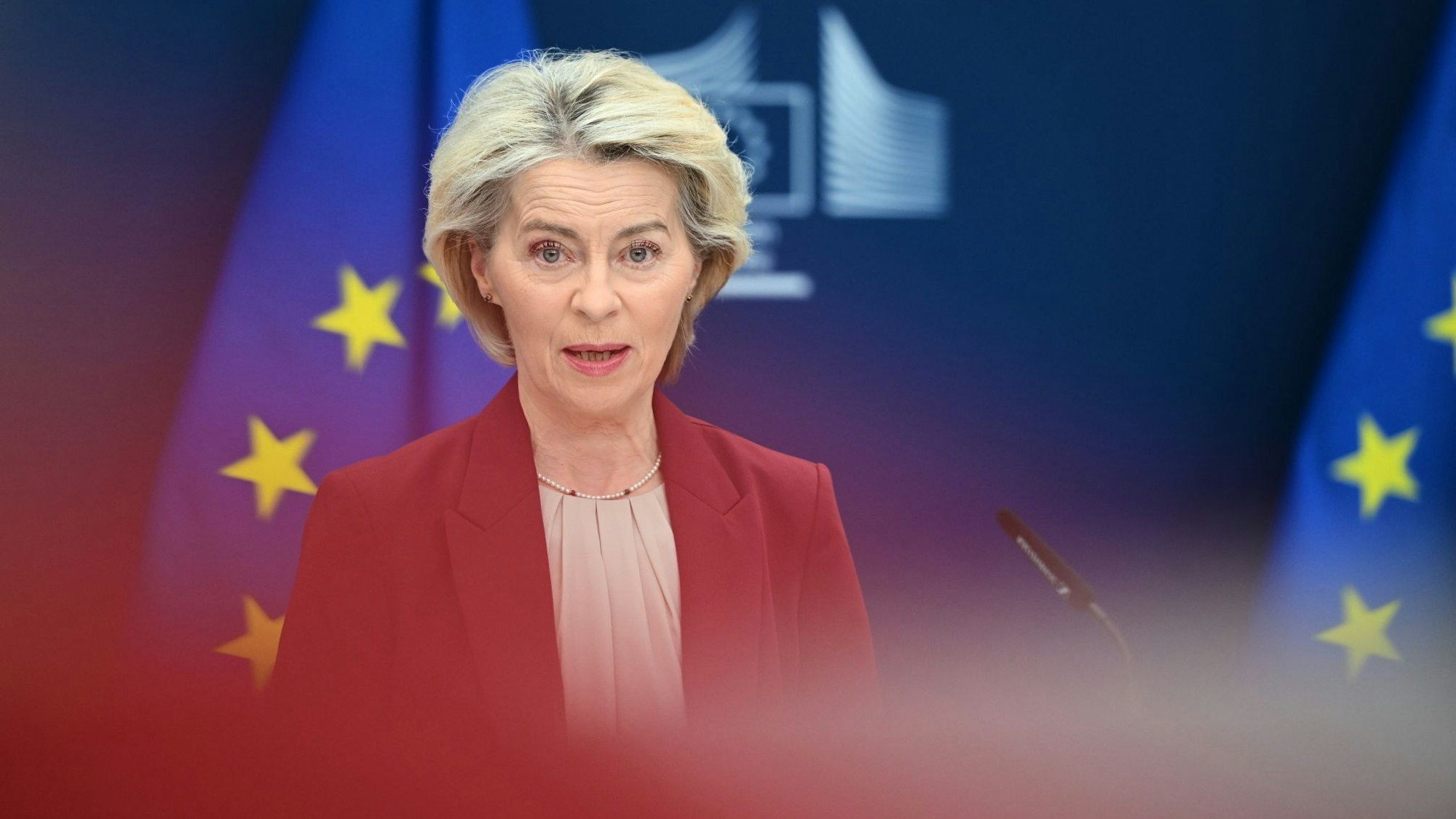 Brüssel: Die Präsidentin der Europäischen Kommission, Ursula von der Leyen, spricht während einer Medienkonferenz über die vorläufige Vereinbarung über den Ausstieg aus russischen fossilen Brennstoffen im Rahmen von REPowerEU am Sitz der EU.
