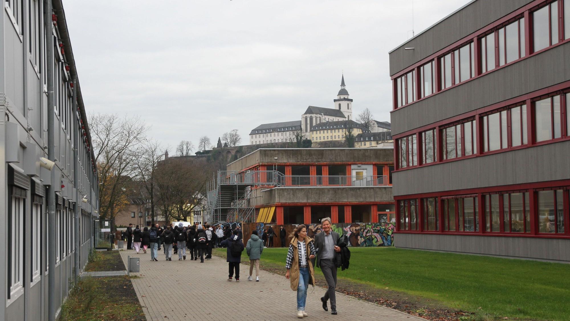 Einzug von Gesamtschule und Realschule in den Bildungscampus Neuenhof, links das Containerdorf, im Hintergrund der Altbau