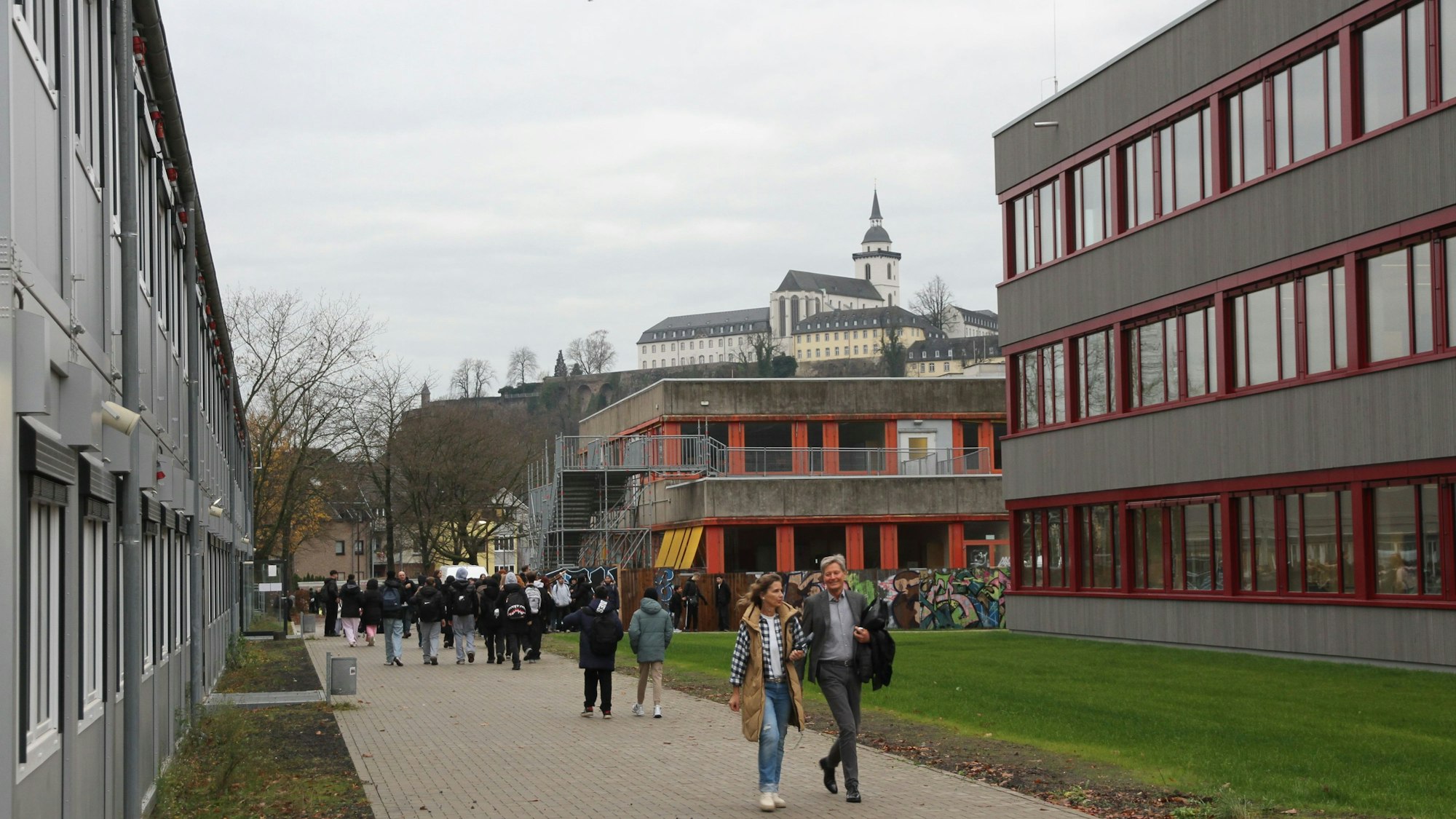 Einzug von Gesamtschule und Realschule in den Bildungscampus Neuenhof, links das Containerdorf, im Hintergrund der Altbau