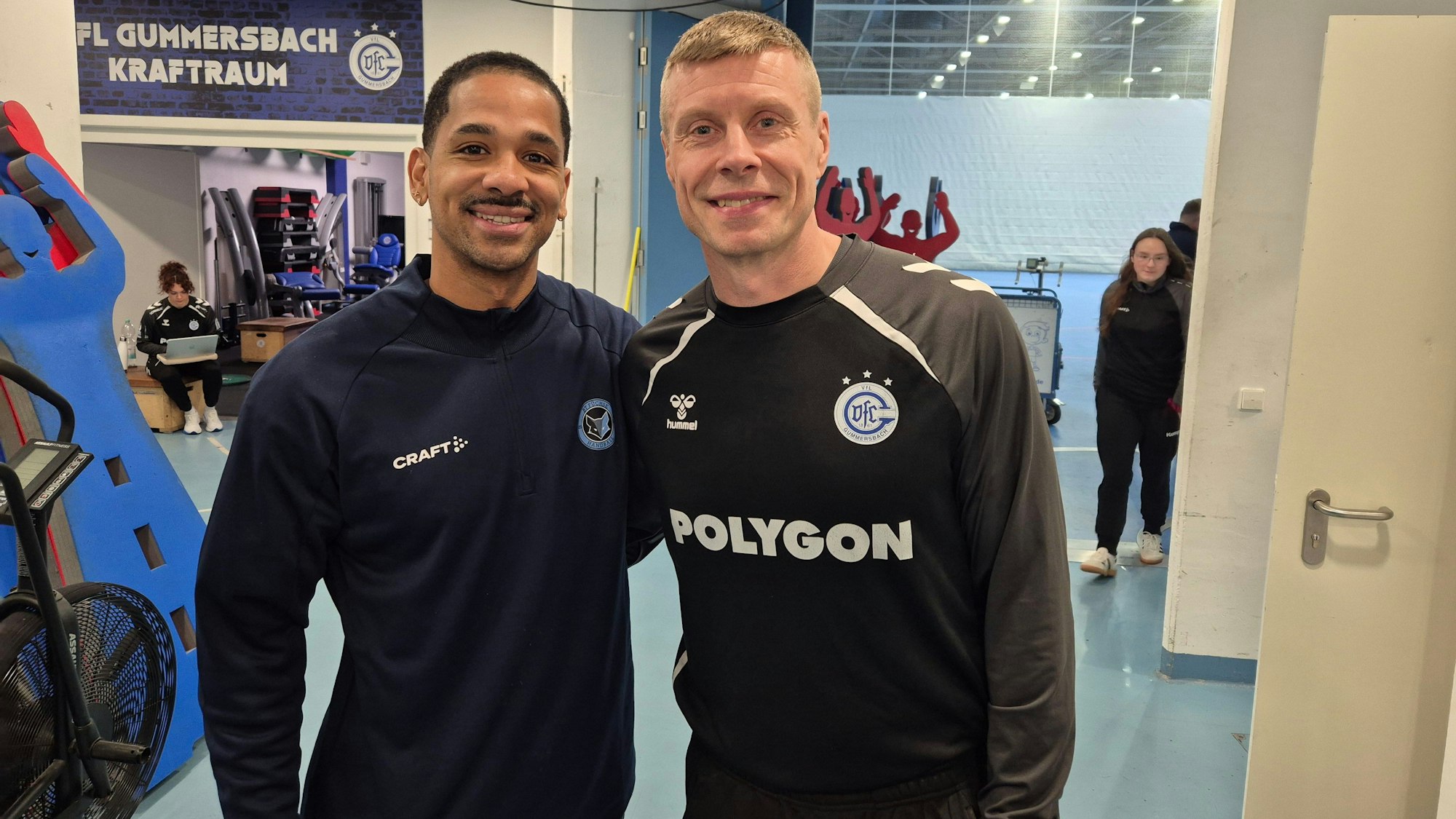 Stehen nebeneinander VfL-Trainer Gudjon Valur Sigurdsson und sein Praktikant Raul Santos.