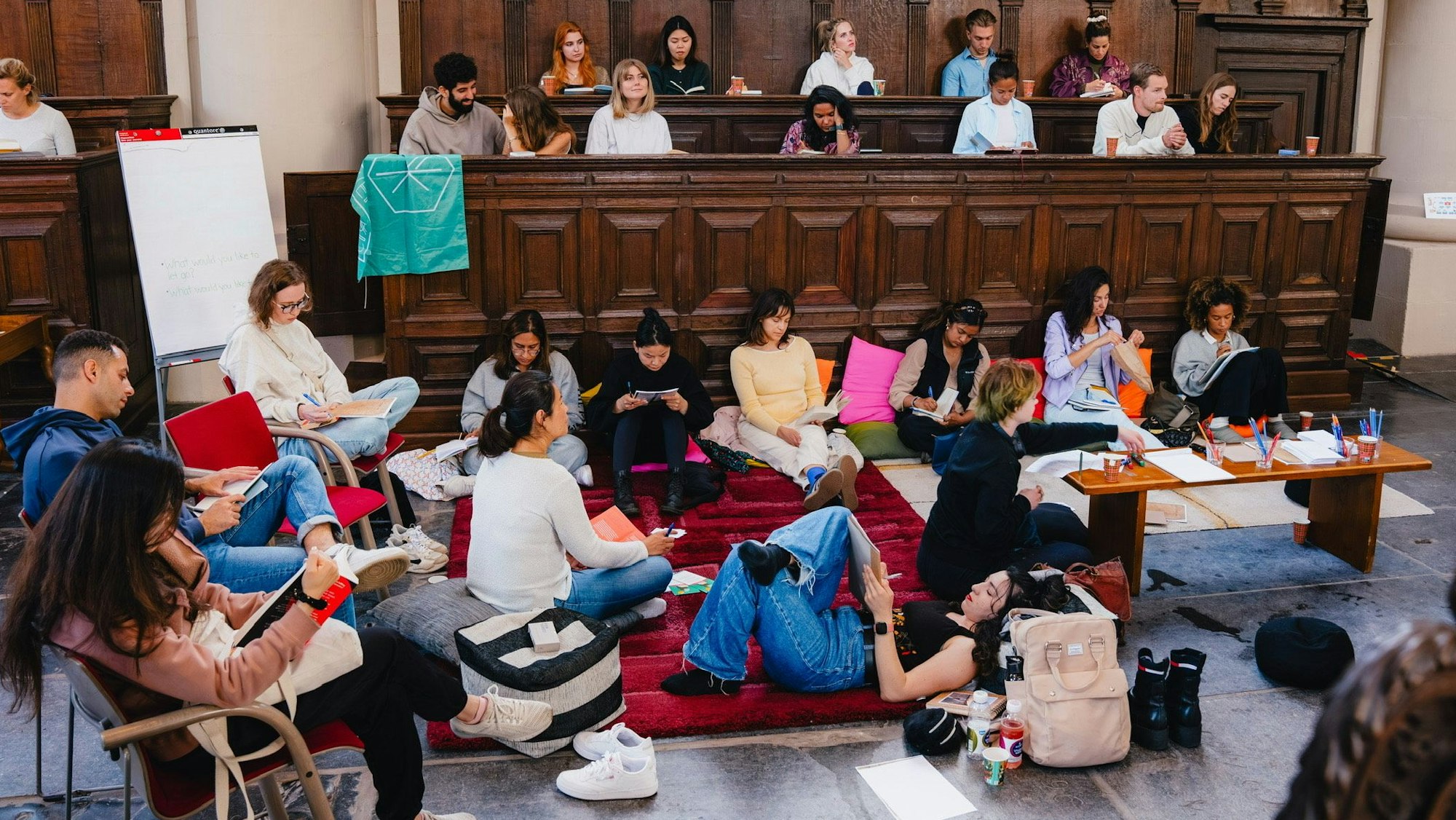 Die Idee der Offline Clubs kommt aus Amsterdam: Dort fand ein großes Treffen in einer Kirche statt, bei dem Gäste Raum zum Reflektieren haben sollten.